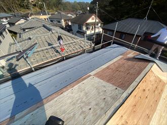 屋根葺き替え工事でルーフィング敷設の様子